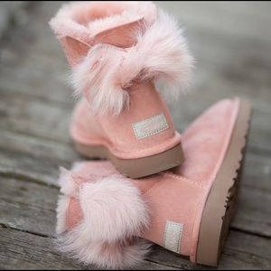 COPY - UGG FLUFF BOW MINI SUNTAN  size 7